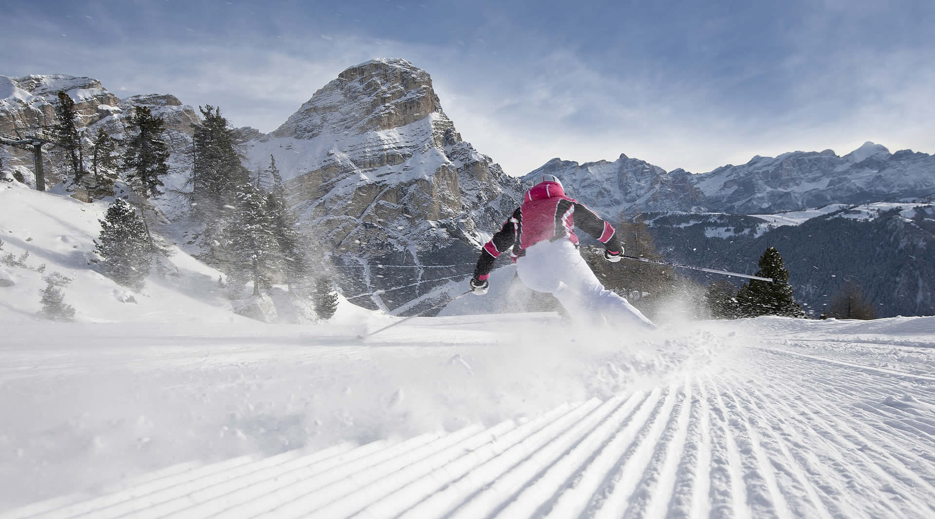 Sciata sulla pista Forcelles del Dolomiti Superski