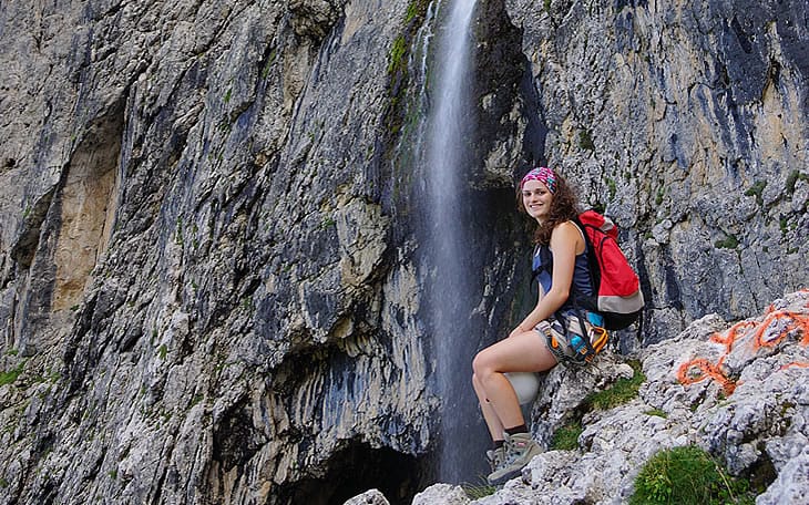 Der Wasserfall, die Sie auf der Klettersteig Tridentina treffen